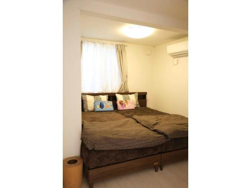 a bed in a room with a window at Forest House - Vacation STAY 44322v in Tokyo