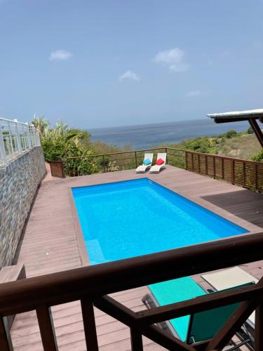 Výhled na bazén z ubytování Villa de L'anse - bas de villa nebo okolí