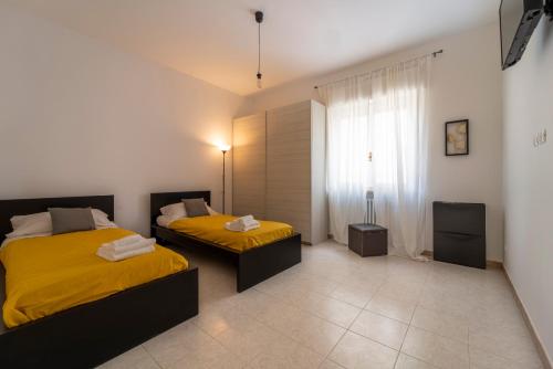 維洛納的住宿－Shiny Home Verona，一间卧室设有两张床和窗户。