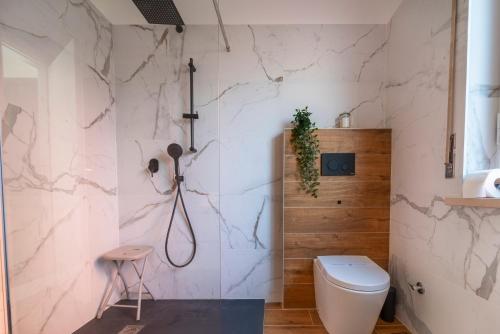 bagno con doccia e servizi igienici. di Shiny Home Verona a Verona