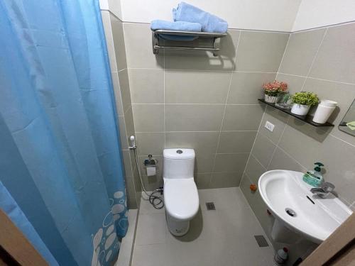 łazienka z toaletą i umywalką w obiekcie A&B Condo with Netflix at SMDC Wind Residences w mieście Tagaytay