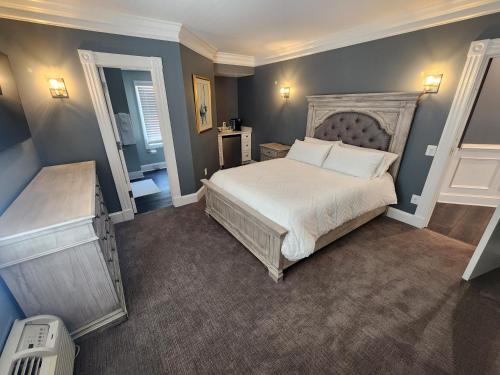 アナポリスにあるCapital Hotel Annapolisの白いシーツと枕が付いた大きなベッドのある寝室