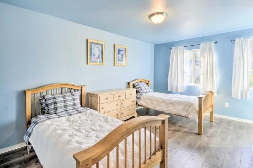 Duas camas num quarto com paredes azuis em Pet-Friendly Poulsbo Abode with Mountain Views! em Poulsbo