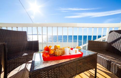 taca z jedzeniem siedząca na stole na balkonie w obiekcie Stella Maris w Hyères