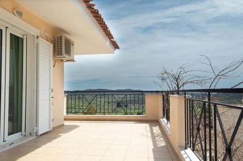Modern vacation house near Ermioni في Loukaḯtion: شرفة مطلة على المحيط