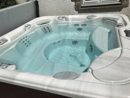 a jacuzzi bathtub with at The Nookery in Winscombe