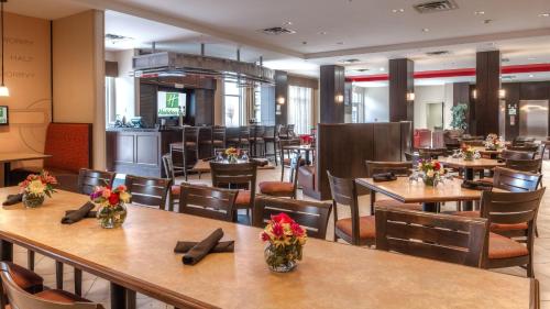 Εστιατόριο ή άλλο μέρος για φαγητό στο Holiday Inn North Quail Springs, an IHG Hotel