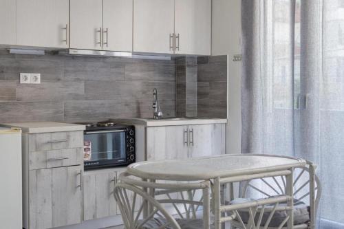 Kuchyňa alebo kuchynka v ubytovaní Lovely Studio Apartment For 2 Ppl in Athens