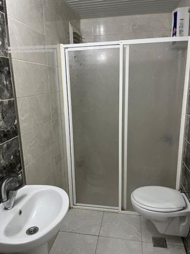 Ein Badezimmer in der Unterkunft Merkezi Konumu ile mükemmel deneyim