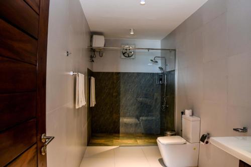 ヒッカドゥワにあるTen30 Hikkaduwaのバスルーム(シャワー、トイレ、シンク付)