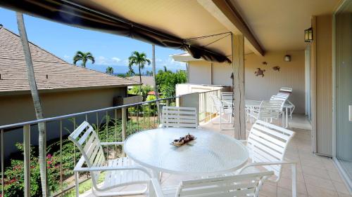 uma mesa branca e cadeiras numa varanda em Maui Eldorado D200 - 2 Bedroom em Lahaina