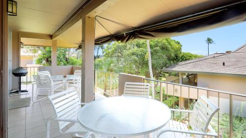 eine Terrasse mit einem Tisch und Stühlen auf dem Balkon in der Unterkunft Maui Eldorado D200 - 2 Bedroom in Lahaina