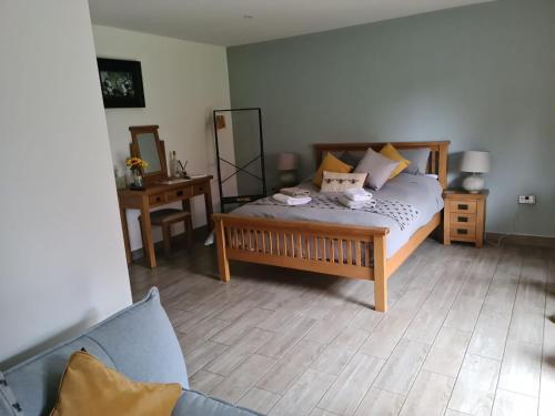 Un dormitorio con una cama con almohadas. en Bumble Barn Bed & Breakfast en North Walsham