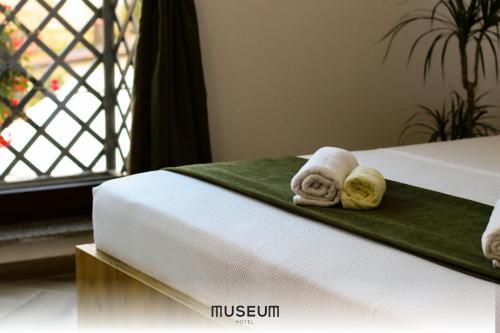 Postel nebo postele na pokoji v ubytování Museum Hotel