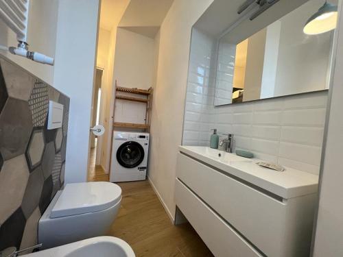 ミラノにあるKibilù - Piazzale Baiamonti - Brera - Centro Città - Isolaのバスルーム(洗面台、トイレ、洗濯機付)