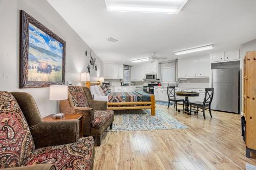 sala de estar con 2 sofás y cocina en Relaxing Two-Bedroom Apartment or Studio on 13 Beautiful Wooded Acres In A Quiet Neighborhood, en Tomball