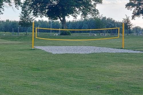 a volleyball net in the middle of a field at Luxus Chalet im schönen Recratiepark De Veerstal in Rheden