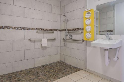 een badkamer met een wastafel en een douche bij Motel 6-Abilene, TX in Abilene