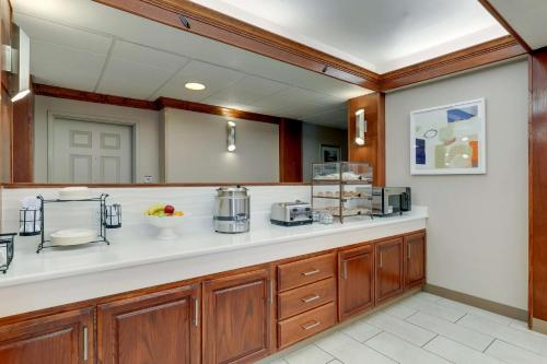 cocina grande con armarios de madera y encimeras blancas en Best Western Plus Riata Hotel, en Brownwood