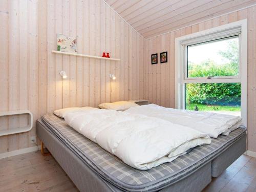 Krevet ili kreveti u jedinici u okviru objekta Three-Bedroom Holiday home in Glesborg 28