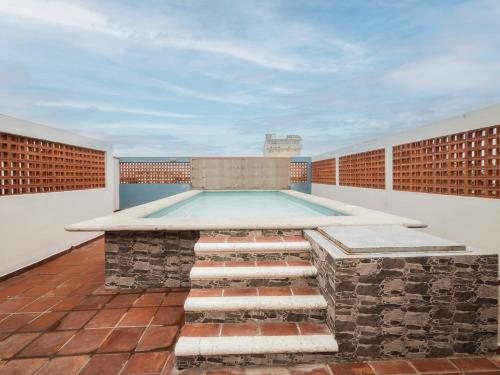 a swimming pool on the roof of a building at Hotel Meson del Barrio in Veracruz
