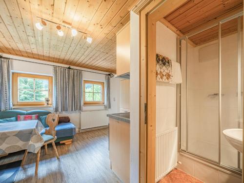 Zimmer mit einem Bad mit einem Waschbecken und einem Bett in der Unterkunft Weberhof Top 1 in Brixen im Thale