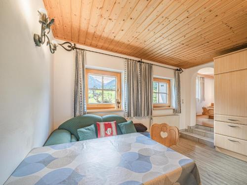 Zimmer mit einem Tisch und Stühlen sowie einem Schlafzimmer in der Unterkunft Weberhof Top 1 in Brixen im Thale