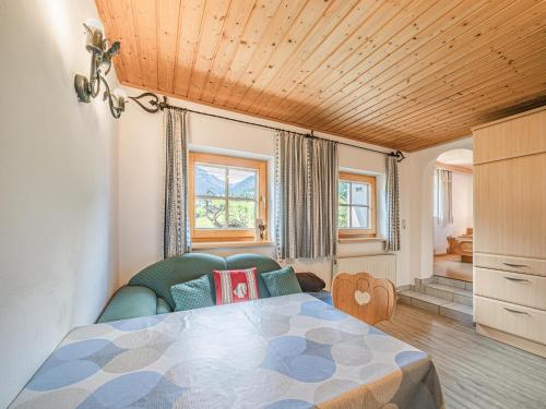 ein Schlafzimmer mit einem Tisch und Stühlen in einem Zimmer in der Unterkunft Weberhof Top 1-2 in Brixen im Thale