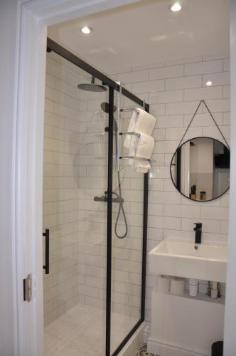 een badkamer met een douche en een wastafel bij Luxury Studio- MK central- 5 MINS DRIVE TO TRAIN STATION-DIRECT TRAINS TO LONDON, BIRMINGHAM in Milton Keynes
