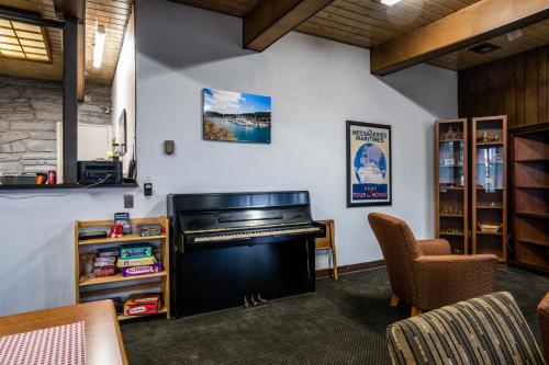 Kuchyň nebo kuchyňský kout v ubytování Blue Coast Inn & Suites