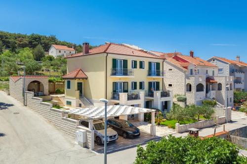 Apartments with parking space Supetar, Brac - 20130