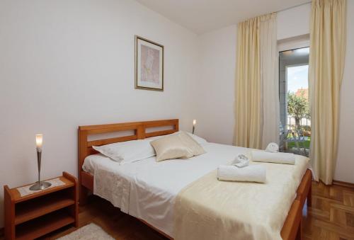 Apartments with parking space Supetar, Brac - 20130