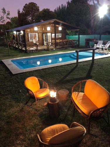 a group of chairs sitting next to a swimming pool at Ezeiza 10 min del eropuerto in Ezeiza