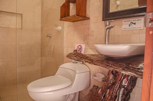 a bathroom with a toilet and a sink at Casa Palomino Hostal in Palomino