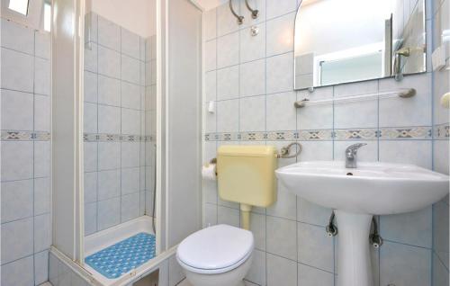 ein Bad mit einem WC und einem Waschbecken in der Unterkunft Stunning Apartment In Sucuraj With 1 Bedrooms And Wifi in Sućuraj