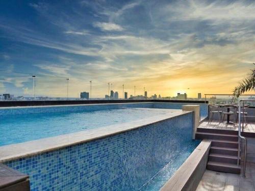 Bazén v ubytování La D 7D Refa Luxury Vip nebo v jeho okolí