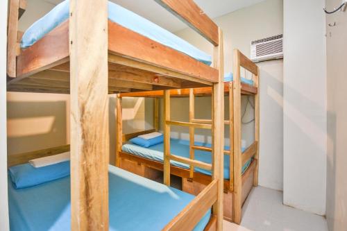 Palanda nebo palandy na pokoji v ubytování Boracay Backpackers