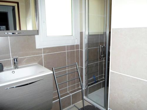 une salle de bain avec une douche avec un lavabo et un miroir dans l'établissement Appartement T3 confortable avec balcon et vue mer, Les Sables-d'Olonne - FR-1-197-169, à Les Sables-dʼOlonne