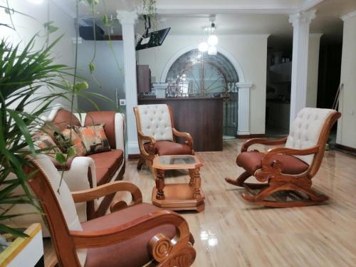 una sala de estar con un montón de sillas y mesas. en Hotel Castillo Real en Popayán