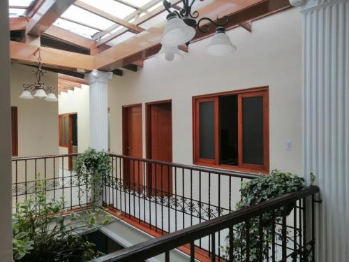 een huis met een balkon met een plafond bij Hotel Castillo Real in Popayan