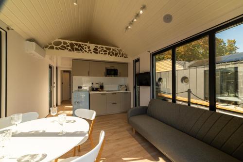 una sala de estar con un sofá y una mesa en Domy Na Wodzie La Mare Houseboats Bydgoszcz, en Bydgoszcz