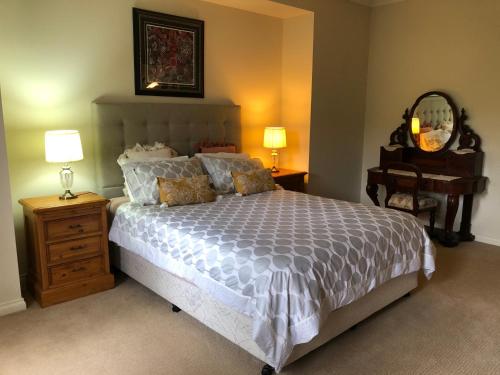 een slaapkamer met een groot bed en een piano bij Belle B&B Country Retreat in Penwortham