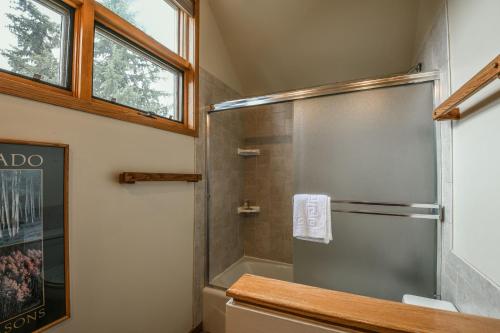 eine Dusche mit Glastür im Bad in der Unterkunft Soda Spring Ii 1924 in Keystone