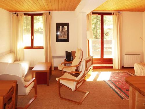 - un salon avec des chaises et un canapé dans l'établissement Grand appartement 3 pièces, 9 pers, emplacement calme, animaux admis - FR-1-322-498, aux Orres