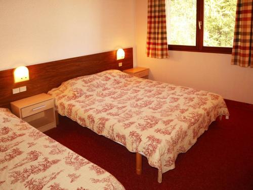 une chambre d'hôtel avec deux lits et deux fenêtres dans l'établissement Grand appartement 3 pièces, 9 pers, emplacement calme, animaux admis - FR-1-322-498, aux Orres