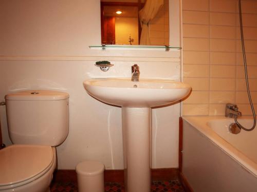 une salle de bain avec un lavabo et des toilettes dans l'établissement Grand appartement 3 pièces, 9 pers, emplacement calme, animaux admis - FR-1-322-498, aux Orres