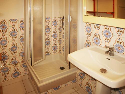 une salle de bain avec douche et lavabo dans l'établissement Studio skis aux pieds pour 4, balcon - FR-1-322-497, aux Orres