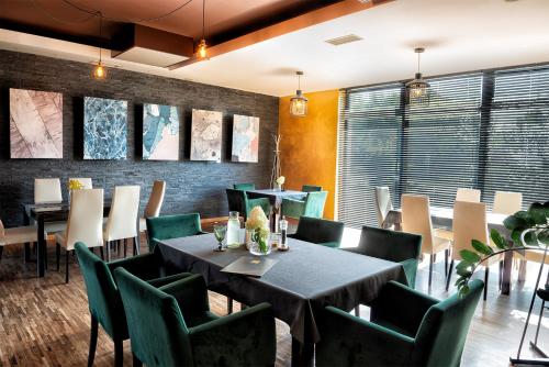 a dining room with a table and chairs at Hotel Pogoria Residence in Dąbrowa Górnicza