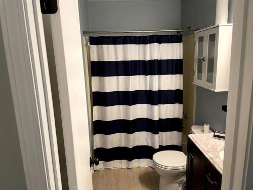 baño con cortina de ducha azul y blanco en Modern 2 Bedroom Townhome Minutes from the Beach!! en Fort Walton Beach
