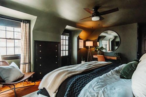 Una cama o camas en una habitación de Botanical Oasis